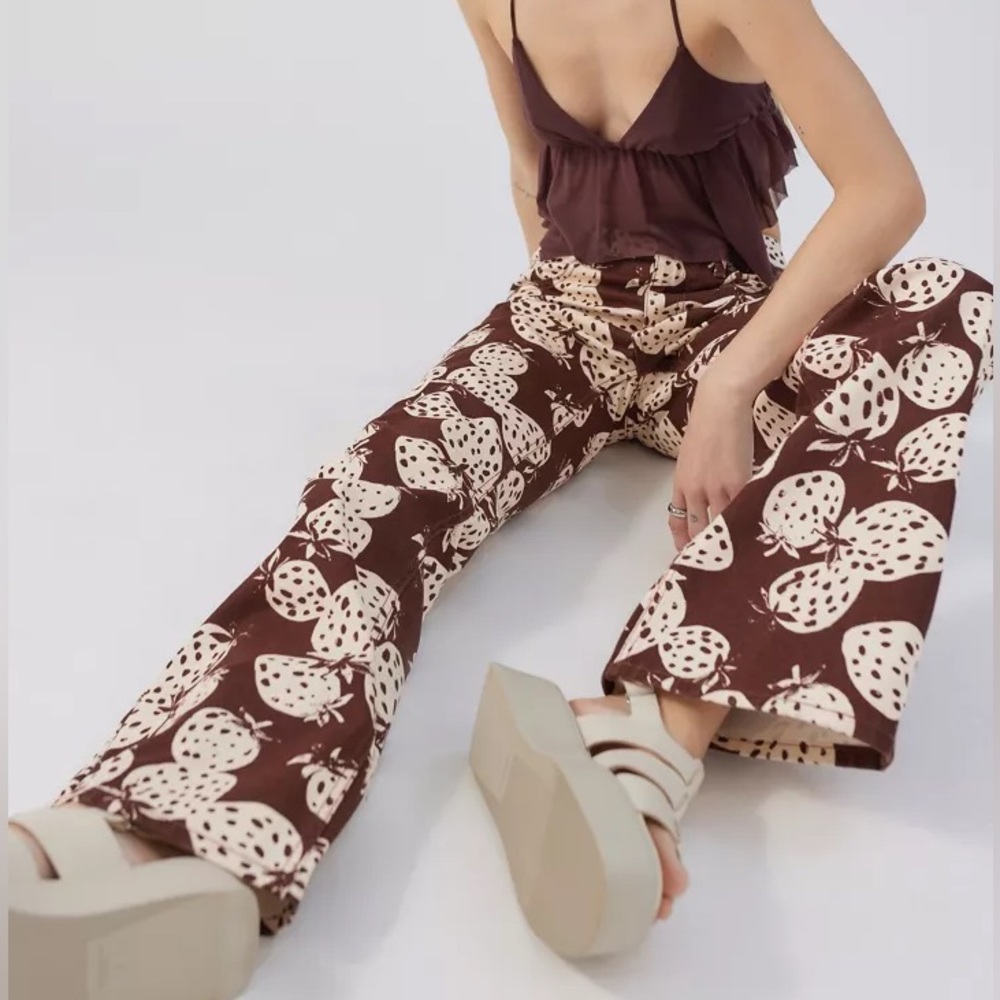 UO BDG Mid-Rise 90s Bootcut All Over Strawberry Print Jeans NEW!
